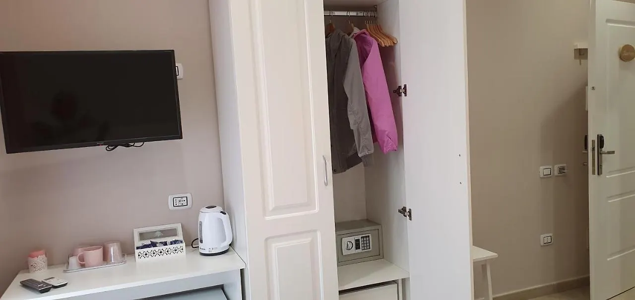 Dimora Costantino Bed and Breakfast Napoli 0*,  Italien